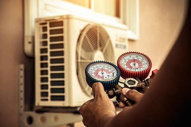 Professional Hvac technician working in Livonia, MI